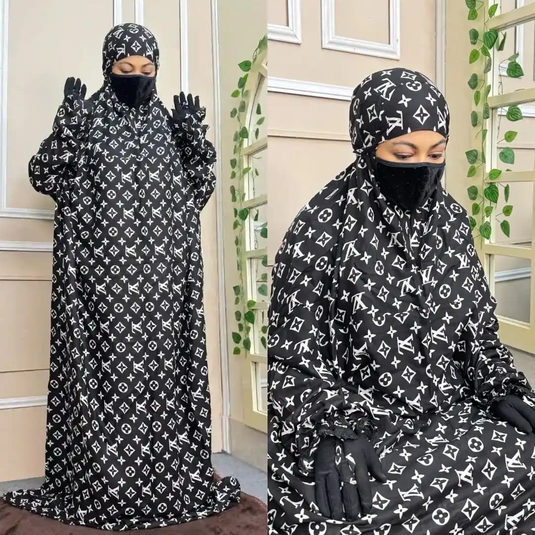 Salat long khimar in black and white geometric print, modest and comfortable prayer wear for women